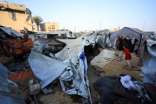 Palestinos inspecionam os escombros do campo na Cidade de Gaza na manhã de 5 de setembro de 2025.