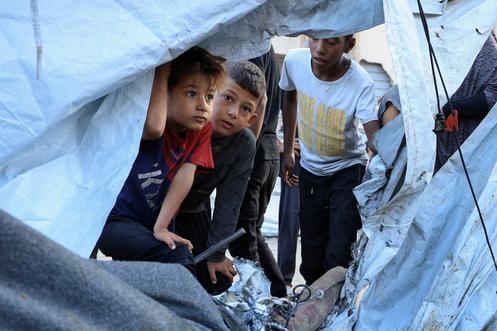 Crianças inspecionam os escombros do campo na Cidade de Gaza na manhã de 5 de setembro de 2025.