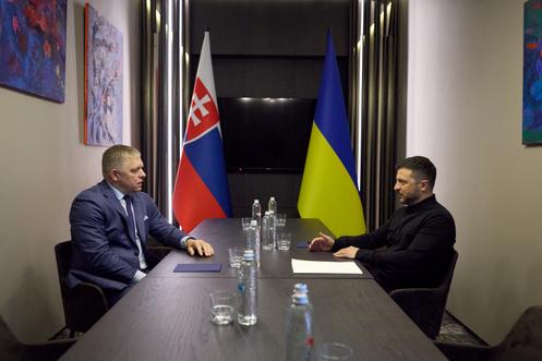 Le premier ministre slovaque, Robert Fico, et le président ukrainien, Volodymyr Zelensky, à Oujhorod, dans l’ouest de l’Ukraine, vendredi 5 septembre 2025.
