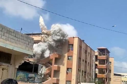 Cette capture d’écran d’une vidéo montre le deuxième des deux projectiles que l’armée israélienne a tirés en succession rapide sur une cage d’escalier à l’extérieur de l’hôpital Nasser, quelques minutes après qu’une première série d’attaques a frappé le bâtiment, à Khan Younès, dans la bande de Gaza, le 25 août 2025.