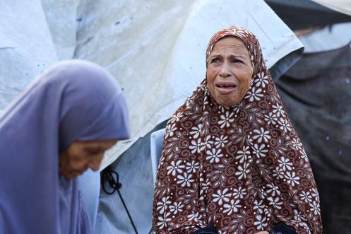 Mulheres palestinas do campo de deslocados destruído durante a noite pelo exército israelense em Gaza, na manhã de 5 de setembro de 2025.