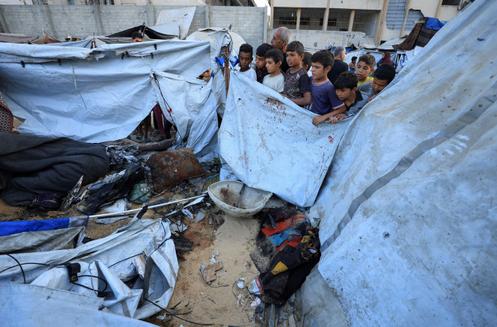 Crianças inspecionam os escombros do campo na Cidade de Gaza na manhã de 5 de setembro de 2025.