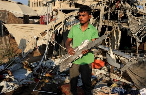 Um homem palestino inspeciona os escombros do campo na Cidade de Gaza na manhã de 5 de setembro de 2025.