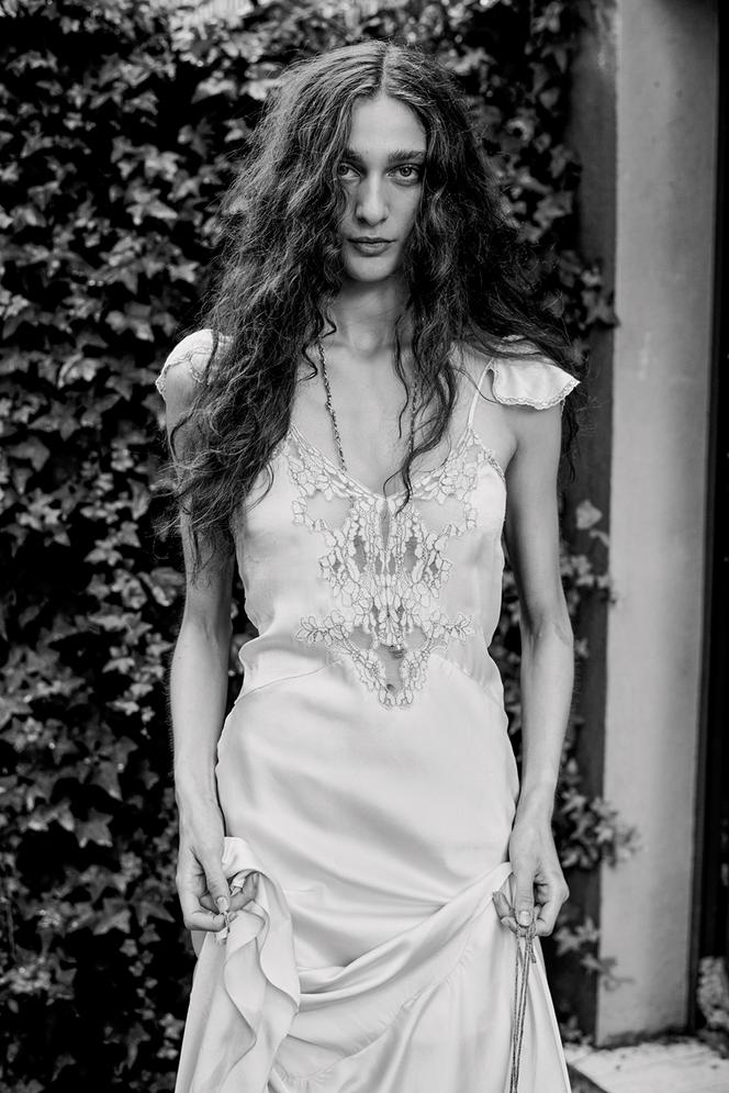 Robe en satin de soie et dentelle, 3 890 €, et collier Chloé.