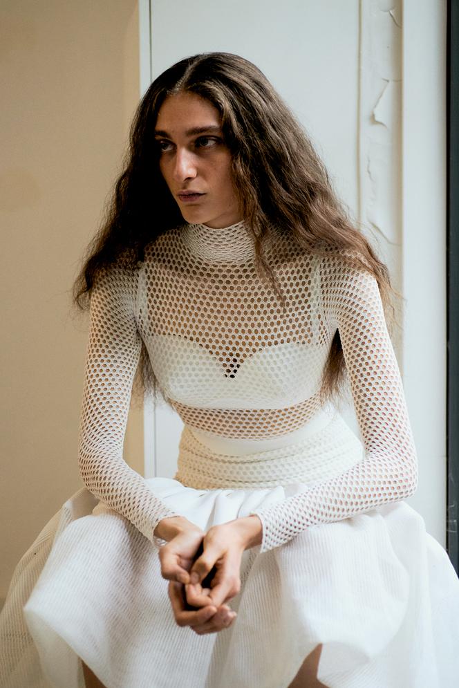 Soutien-gorge en maille, 2 500 €, culotte en soie, 990 €, et robe Givenchy par Sarah Burton.