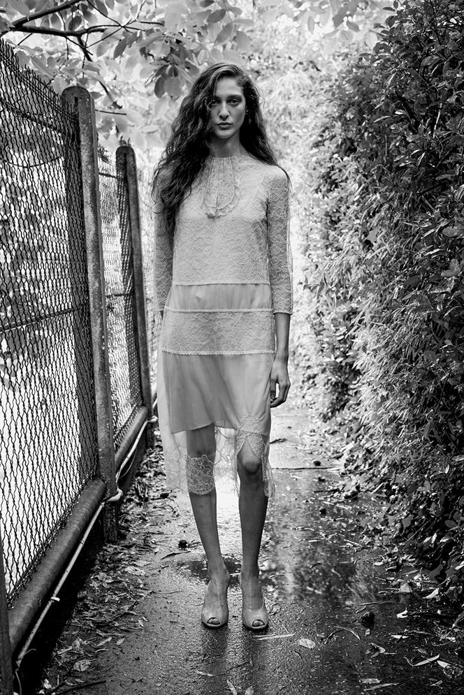 Robe en dentelle de soie, Fendi, 3 200 €. Mules Jude.