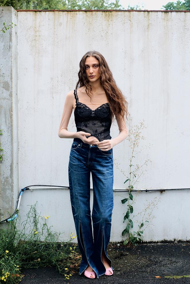 Body Trompe l’œil lingerie brodé, Balenciaga, 4 600 € ; jean Burc Akyol. Mules Jude.