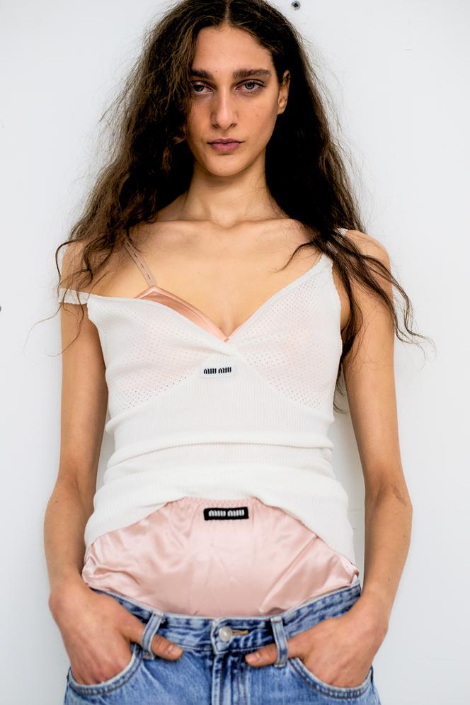 Soutien-gorge en satin de coton et viscose, 820 €, culotte en satin de coton et viscose, 365 €, et débardeur Miu Miu.