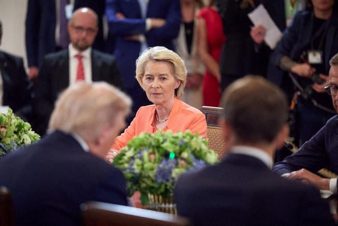 La présidente de la Commission européenne, Ursula von der Leyen, face au président américain Donald Trump, à la Maison Blanche, à Washington, le 18 août 2025.