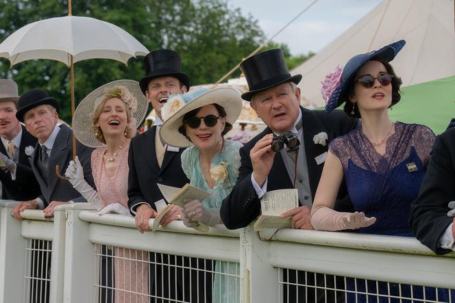 Laura Carmichael (Lady Edith), Harry Hadden-Paton (Bertie Hexham), Elizabeth McGovern (Cora Grantham), Hugh Bonneville (Robert Grantham) et Michelle Dockery (Lady Mary) dans « Downton Abbey. Le grand final », de Simon Curtis.