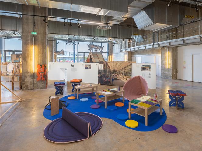 Vue de l’exposition « L’Ecole idéale », aux Magasins généraux, à Pantin (Seine-Saint-Denis), en juin 2025.