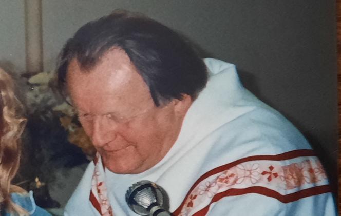 Le père Eugène Plater à Saint-Valérien, dans l’Yonne, dans les années 1990. En juillet 2025, ce prêtre de 90 ans est visé par 13 dossiers déposés par des victimes présumées d’actes pédophiles auprès de l’Inirr, instance de reconnaissance et de réparation de l’Eglise catholique.