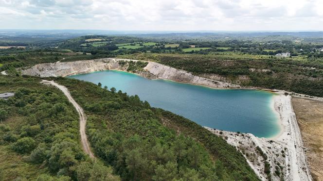 Ancienne carrière de kaolin remplie d’eau de pluie afin de la convertir en eau potable en prévision de sécheresse, Berrien (Finistère), le 1er août 2025. 