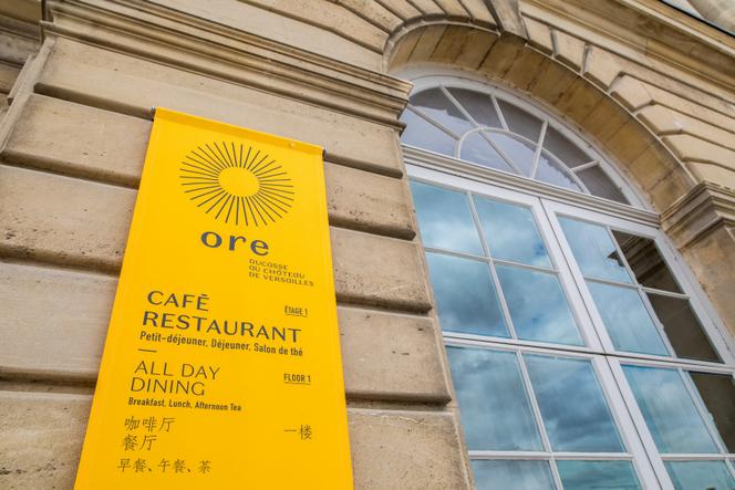 Devant le café-restaurant Ore, du groupe Ducasse, au château de Versailles, en août 2018.