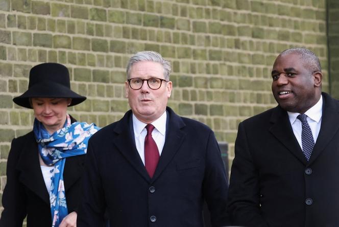 Le premier ministre britannique, Keir Starmer (au centre), aux côtés de la ministre de l’intérieur, Yvette Cooper, du ministre des affaires étrangères, David Lammy, à Londres, le 3 décembre 2024.