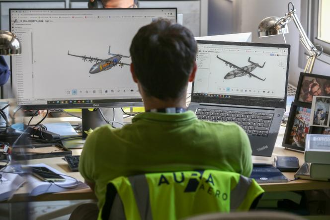 Un employé de la société Aura Aero travaille sur un modèle d’avion électrique, dans le bureau de conception, à Cugnaux (Haute-Garonne), le 24 août 2021.