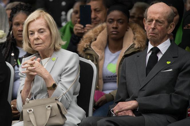 La duchesse et le duc de Kent assistent à une cérémonie pour la minute de silence nationale et l’inauguration d’une mosaïque au pied de la tour Grenfell, dans le cadre des commémorations de l’anniversaire de l’incendie de cet immeuble, dans l’ouest de Londres, le 14 juin 2018.