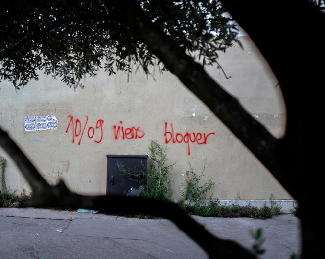 Un graffiti de mobilisation pour le mouvement « Bloquons tout » du 10 septembre, à Paris, le 4 septembre 2025.