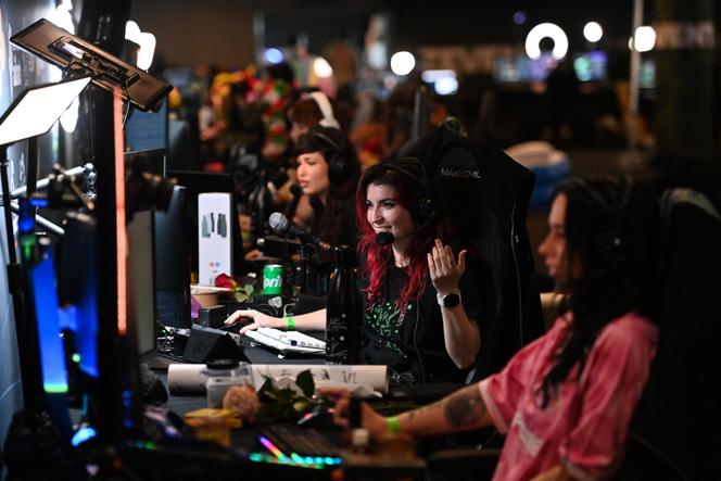Des joueurs et streamers prennent part, devant leur écran, au Z Event, un marathon caritatif de 50 heures, à Montpellier, le 7 septembre 2025.
