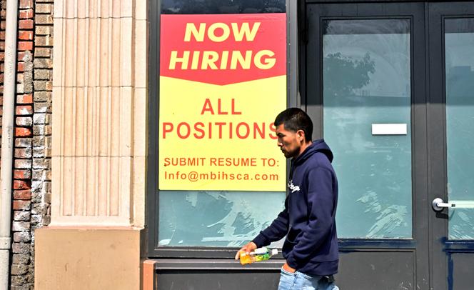 Un panneau « Nous recrutons » sur la devanture d’un commerce, à Los Angeles (Californie), le 13 août 2025.