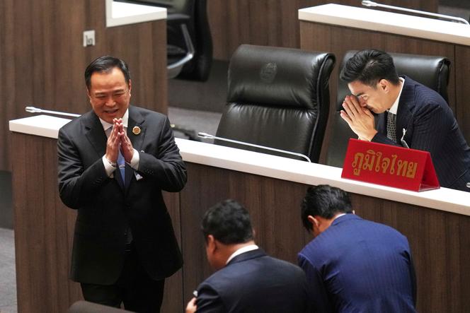 Le chef du Bhumjaithai (Parti de la fierté thaïe), Anutin Charnvirakul (à gauche), au Parlement, à Bangkok, en Thaïlande, le vendredi 5 septembre 2025.
