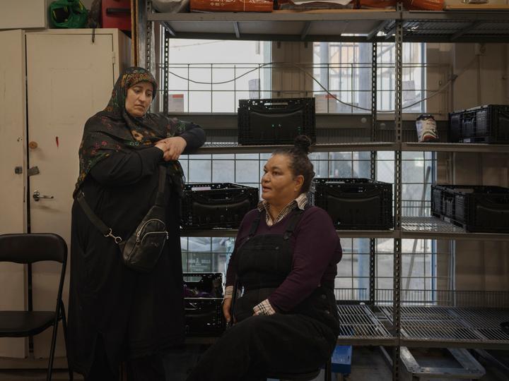 Agdar et Maria bénévoles à la « maison des pauvres » à Oslo, en Norvège, le 3 septembre 2025.