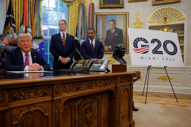 Le président américain, Donald Trump, s’adresse aux médias au sujet de l’organisation du sommet du G20, accompagné du secrétaire au Trésor, Scott Bessent, et du maire de Miami, Francis Suarez, dans le bureau Ovale de la Maison Blanche à Washington, le 5 septembre 2025.