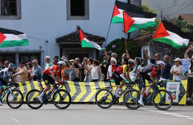 Des coureurs croisent des manifestants propalestiniens lors de la 13ᵉ étape du Tour d’Espagne, à Cabezon de la Sal, en Espagne, le 5 septembre 2025.
