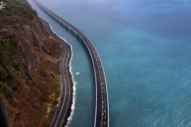 Des véhicules circulant sur la nouvelle route côtière (NRL) près de Saint-Denis, à La Réunion, après son ouverture partielle, le 28 août 2022.