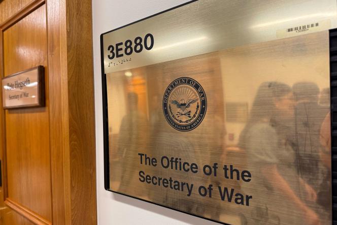 La nouvelle plaque posée devant le bureau de Pete Hegseth, secrétaire à la guerre américain, au Pentagone, à Arlington (Virginie), le 5 septembre 2025.
