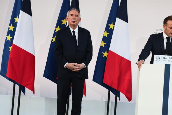 François Bayrou pendant le discours d’Emmanuel Macron devant les plus hautes autorités du ministère des armées, les troupes qui défileront lors de la Fête nationale et les militaires blessés et les familles endeuillées, à Paris, le 13 juillet 2025.