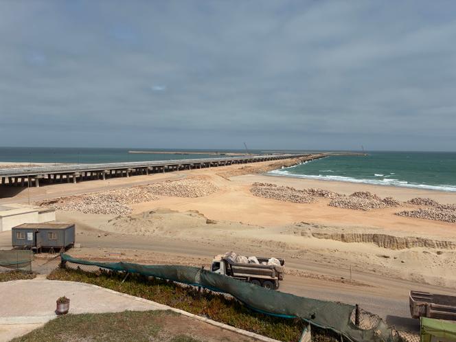 Le pont du futur complexe portuaire Dakhla Atlantique, à 40 kilomètres au nord de la ville, dans le Sahara occidental, le 10 juillet 2025.
