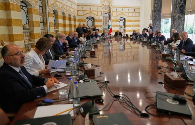 Le président libanais, Joseph Aoun, au centre en arrière-plan, dirige une réunion du cabinet pour discuter du plan de l’armée visant à désarmer le Hezbollah, au palais présidentiel de Baabda, à l’est de Beyrouth, vendredi 5 septembre 2025.