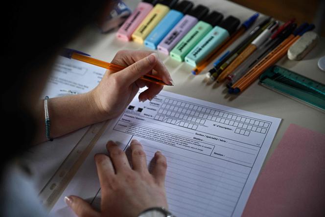 Des élèves se préparent à passer l’épreuve de philosophie du baccalauréat au lycée Chaptal à Paris, le 16 juin 2025.