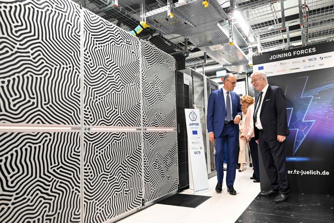 Le chancelier allemand Friedrich Merz (à gauche) s’entretient avec Thomas Lippert, directeur du Centre de supercalcul de Jülich, après l’inauguration de Jupiter, le 5 septembre 2025.