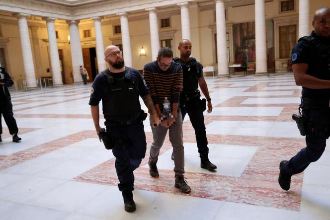 Julien P., ancien enquêteur de la brigade des mineurs de Marseille, à son arrivée à son procès pour pédophilie, à la cour criminelle départementale d’Aix-en-Provence (Bouches-du-Rhône), le 1ᵉʳ septembre 2025.