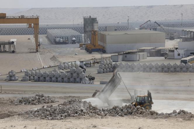 Les travaux de la construction du complexe portuaire Dakhla Atlantique, à 40 kilomètres au nord de la ville, dans le Sahara occidental, le 26 mai 2025.