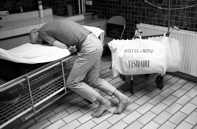 « Un SDF dans la salle d’attente du service des urgences de l’Hôtel-Dieu », Paris, 2003, Jean-Louis Courtinat.