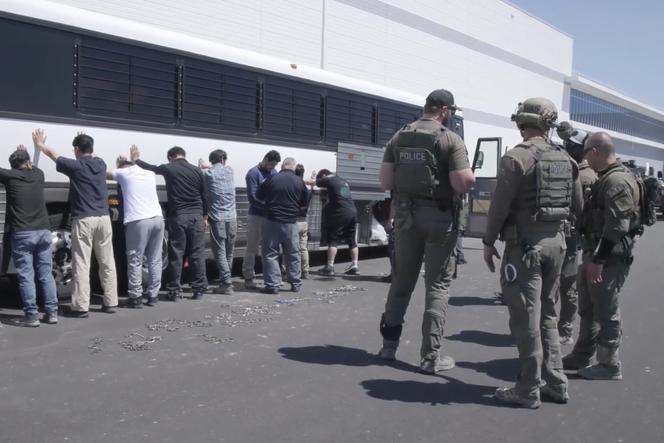 Cette image, extraite d’une vidéo fournie par le service des douanes et de l’immigration des Etats-Unis via DVIDS, montre des employés d’une usine de fabrication de véhicules électriques du groupe Hyundai Motor, en Géorgie (Ellabell), attendant d’être menottés aux jambes, le jeudi 4 septembre 2025. 