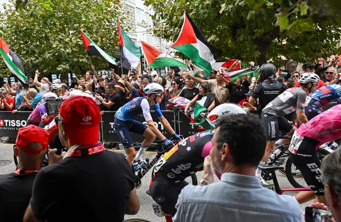 Le coureur d’Israel-Premier-Tech Marco Frigo, devant des drapeaux palestinient, le 4 septembre 2025 lors de la 12e étape de la Vuelta, à Corrales de Buelna (Espagne).