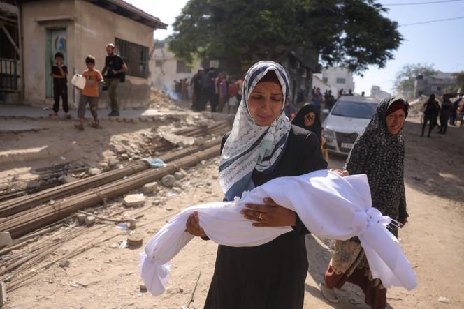 Une Palestinienne porte le corps d’un enfant devant l’hôpital Shifa de Gaza, le 29 août 2025.