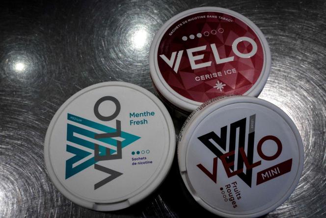 Des boîtes contenant des sachets de nicotine, à Paris, le 19 décembre 2024.