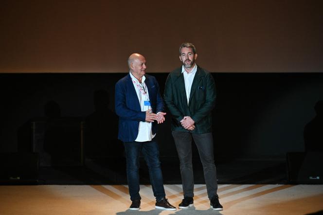 Le photographe français Pascal Maitre et le lauréat du Visa d’or news 2025, le photographe irlandais Ivor Prickett, sur la scène du festival Visa pour l'image, à Perpignan, le 6 septembre 2025.