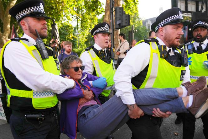 Os policiais protestam durante um protesto para apoiar a ação da Palestina em Londres, sábado, sete. 6, 2025.