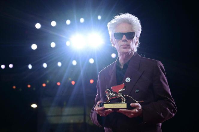 Le réalisateur Jim Jarmusch pose avec le Lion d’or du meilleur film qu’il a reçu pour « Father Mother Sister Brother », après la cérémonie de remise des prix de la 82ᵉ Mostra de Venise, le 6 septembre 2025 au Lido de Venise.