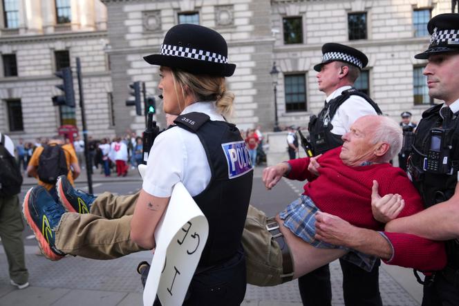 Os policiais levam protestando durante um protesto para apoiar a ação da Palestina em Londres, sábado, 6 de setembro de 2025.