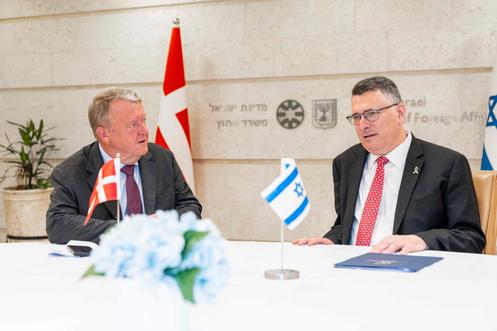 Le ministre danois des affaires étrangères, Lars Loekke Rasmussen (à gauche), et le ministre israélien des affaires étrangères, Gideon Saar, lors de leur réunion à Jérusalem, le 7 septembre 2025.