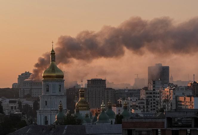 De la fumée s’élève du siège du gouvernement ukrainien à la suite de frappes de drones et de missiles russes, à Kiev, le 7 septembre 2025.