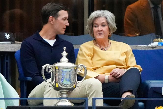 Jared Kushner (à gauche), patron d’Affinity Partners, s’entretient avec Susie Wiles (à droite), cheffe de cabinet de son beau-père, Donald Trump, président des Etats-Unis, le 7 septembre 2025, à New York.