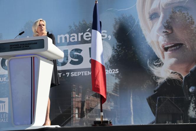 Marine Le Pen prononce un discours lors de sa rentrée politique à Hénin-Beaumont (Pas-de-Calais), le 7 septembre 2025.
